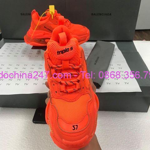 Chuyển phát nhanh hàng xách tay quần áo giày dép đi Nhật. 