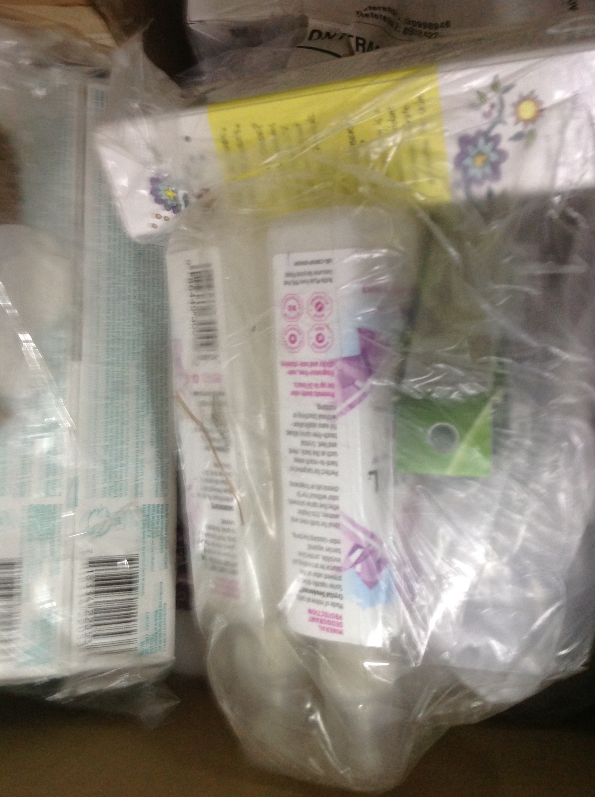 hàng xách tay đồ mẹ và bé và đồ ăn dặm từ Canada và Mỹ